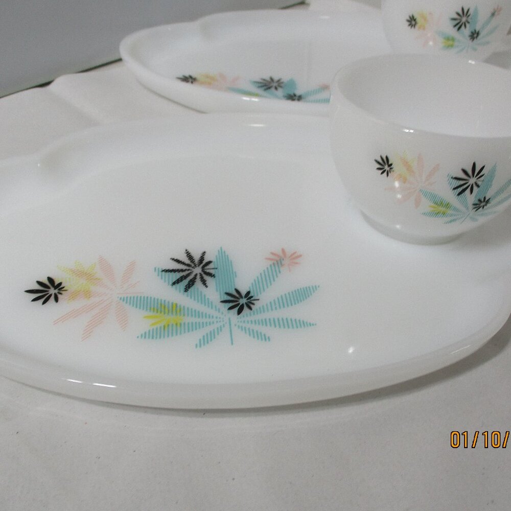 Vintage MCM  Atomic Flower Milk Glass  Coffee Patio Snack Set Tray & Cup - Picture 2 of 12